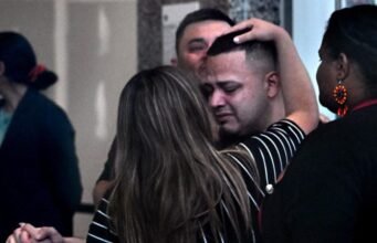 “Tôi thậm chí còn không biết con trai mình còn sống hay không”: ở El Salvador với người thân của những người bị mất tích khỏi nhà tù Bukele