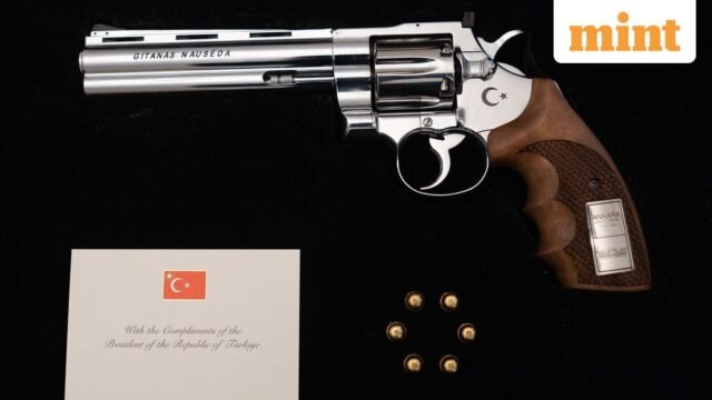 Tổng thống Thổ Nhĩ Kỳ Erdogan tặng các nhà lãnh