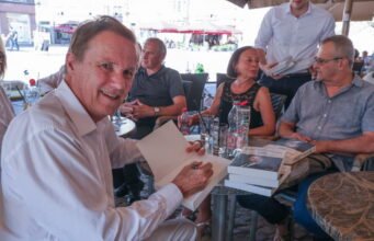 Tổng thống năm 2026. Nicolas Dupont-Aignan đã ký cuốn sách của mình ở Mulhouse, trước Strasbourg vào thứ Năm tuần này