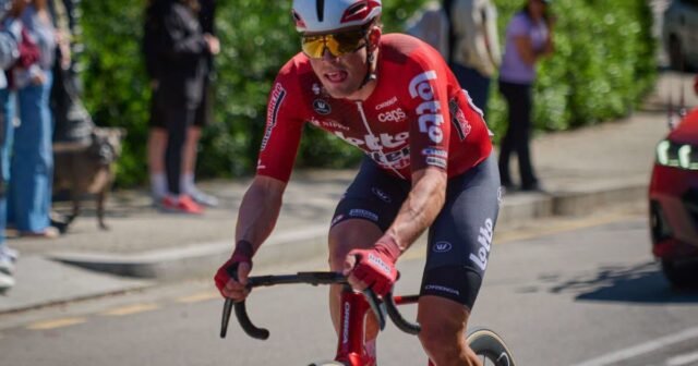 Tour de France 2026 Antoine Dupont bên đường, một người