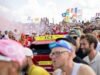 Tour de France 2026. Motorhomes, đan len, giao lưu vui vẻ… Quả bóng vàng đủ màu