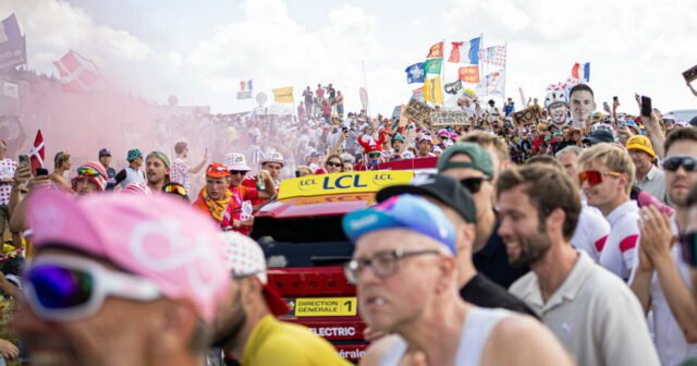 Tour de France 2026. Motorhomes, đan len, giao lưu vui