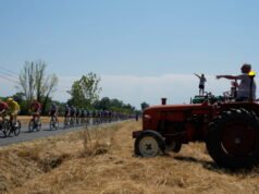 Tour de France 2026. Người hâm mộ trên máy kéo, tay đua bị ô tô mắc kẹt… Những hình ảnh ấn tượng của chặng 5