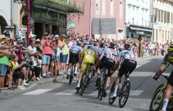 Tour de France 2026. Tour de France: đoàn lữ hành, niềm hân hoan bình dân… Trải nghiệm không khí chặng 14 dọc các con đường của Vosges