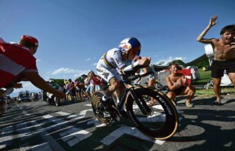 Tour de France, chặng 16: Remco Evenepoel chiến thắng, Paul Seixas cán đích ngay trên bục vinh quang