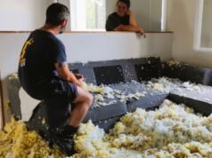 Trần nhà sập vì bão, bà cứu cháu mình
