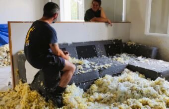 Trần nhà sập vì bão, bà cứu cháu mình