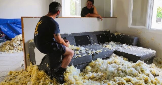 Trần nhà sập vì bão, bà cứu cháu mình