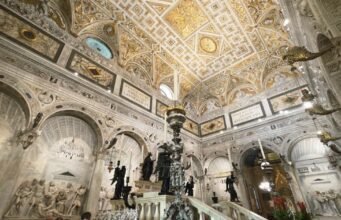 Trình chiếu. Độc giả du hành từ Padua ngoan đạo đến Venice rực rỡ