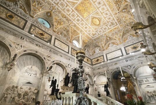 Trình chiếu. Độc giả du hành từ Padua ngoan đạo đến Venice rực rỡ