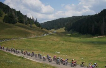 Trực tiếp Tour de France 2026. 24 tay đua phía trước cố gắng trốn thoát, Pogacar và Vingegaard khống chế giữa đêm… Theo dõi chặng 15