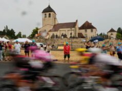 Trực tiếp Tour de France 2026. Bốn người đàn ông ở phía trước trong đó có hai người Pháp, người canh gác… Theo chặng thứ 11