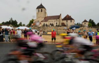 Trực tiếp Tour de France 2026. Bốn người đàn ông ở phía trước trong đó có hai người Pháp, người canh gác… Theo chặng thứ 11