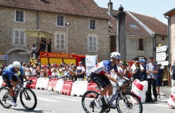 Trực tiếp Tour de France 2026. Pedersen và những người bám đuổi quay trở lại đoạn đường ly khai trước chặng nước rút trung gian… Theo chặng thứ 13