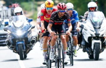 Trực tiếp Tour de France 2026. Trước một phút dành cho bốn người trốn thoát, đoàn tàu chuẩn bị cho cuộc chạy nước rút ở Nevers… Thực hiện theo chặng 11