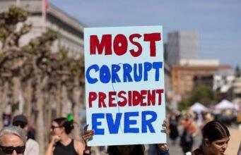 Trump, gia đình và bạn bè của ông ấy tham gia