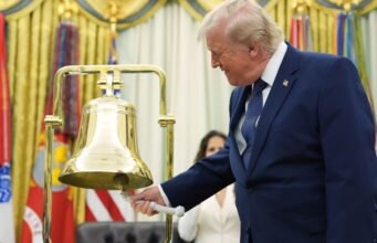 Trump rung chuông khai trương Phố Wall từ Phòng Bầu dục để chào mừng việc ra mắt tài khoản Trump