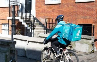 Uber Eats và Deliveroo ngừng giao hàng từ 2 giờ chiều đến 6 giờ chiều ở các bộ phận cảnh báo đỏ