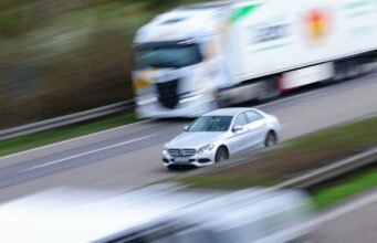 Vaucluse. Với tốc độ 256 km/h trên chiếc A7 để “kiểm tra xe của bố mẹ”