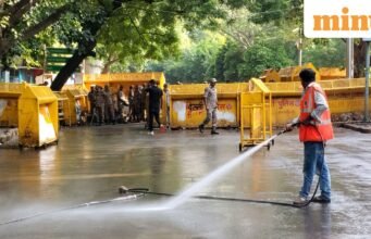 Việc rà phá bom mìn bắt đầu tại Jantar Mantar khi cuộc biểu tình của CJP kết thúc; Delhi Metro, dịch vụ Internet được khôi phục hoàn toàn
