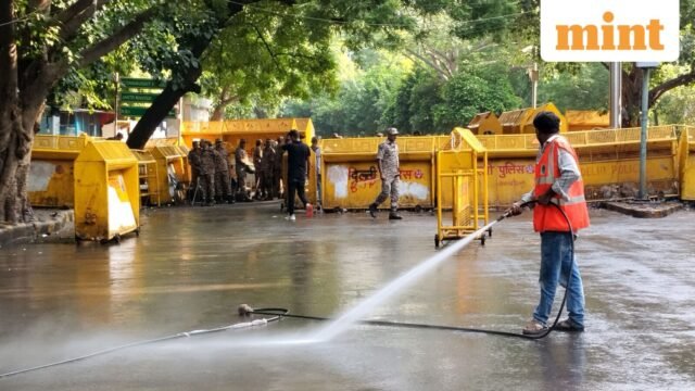 Việc rà phá bom mìn bắt đầu tại Jantar Mantar