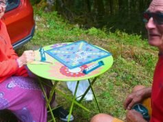 Vosges. Trò chơi xếp chữ, domino, rượu khai vị… Tại Col du Page ở Bussang, mọi người đều có phương pháp riêng để chờ đợi các tay đua Tour de France