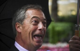 Vương quốc Anh: Bị dồn vào chân tường bởi vụ bê bối tài chính, Nigel Farage từ chức… để cố gắng tái đắc cử