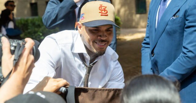 ca sĩ Chris Brown nhận tội đánh nhau ở hộp
