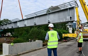 cây cầu đi bộ đầu tiên nặng khoảng 50 tấn đã được đưa vào sử dụng