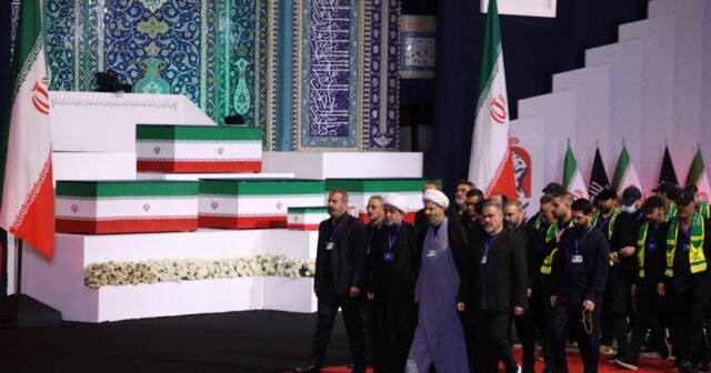 đám tang của Ali Khamenei, một màn phô trương vũ
