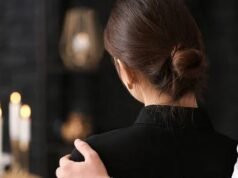 họ yêu nhau từ cái nhìn đầu tiên ở nhà tang lễ