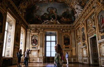 phòng trưng bày Apollon ở Louvre mở cửa trở lại mà không có đồ trang sức, chín tháng sau vụ trộm